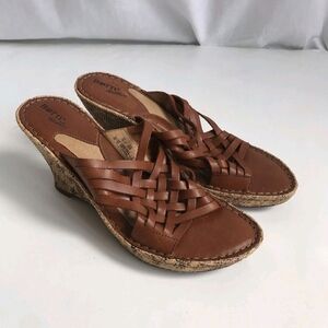 BORN 'DRILLES Women Tan Woven Leather Straw Floral Wedge Slide Sandals 8/39